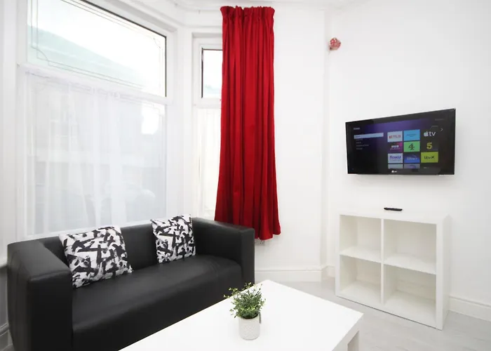 Barton Beachside - Stylish Studio Apartment, Double & Single - Central Beach & Promenade Location - Over 21'S, Family Friendly Only, Id RequiredAparthotel