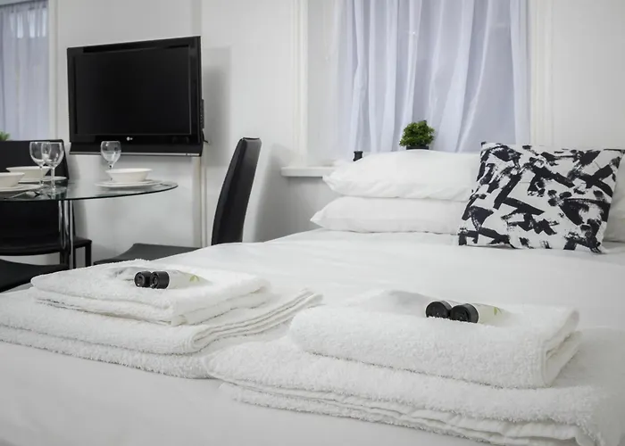 Barton Beachside - Stylish Studio Apartment, Double & Single - Central Beach & Promenade Location - Over 21'S, Family Friendly Only, Id RequiredAparthotel